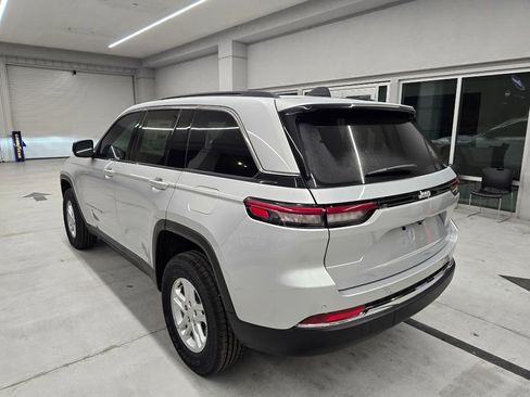 New 2025 Jeep Grand Cherokee Laredo w/ Luxury Tech Group I RWD image 4