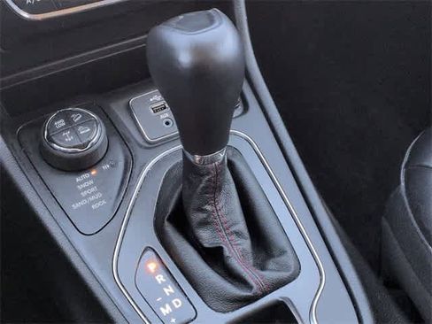 Used 2019 Jeep Cherokee Trailhawk w/ Comfort/Convenience Group image 40