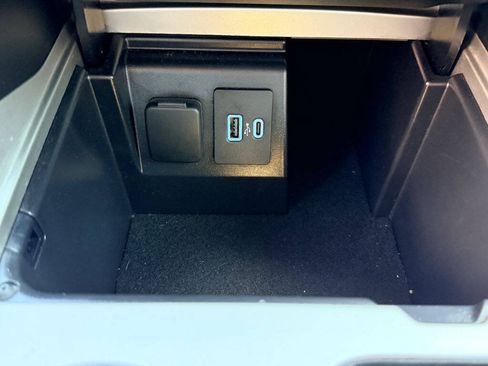 Used 2021 Ford Explorer Limited w/ Equipment Group 301A AWD/4WD image 22
