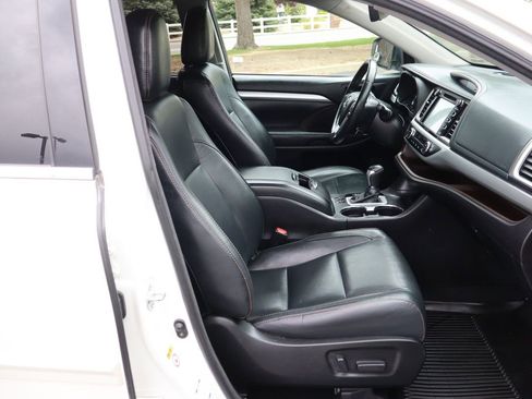Used 2017 Toyota Highlander XLE AWD/4WD image 24