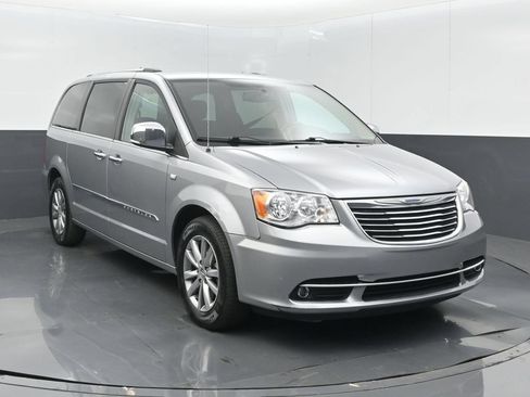 Used 2014 Chrysler Town & Country Touring-L FWD image 3
