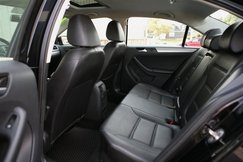 Used 2017 Volkswagen Jetta SE FWD image 12