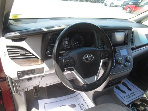 Used 2017 Toyota Sienna XLE Premium w/ Outdoor Package AWD/4WD image 19