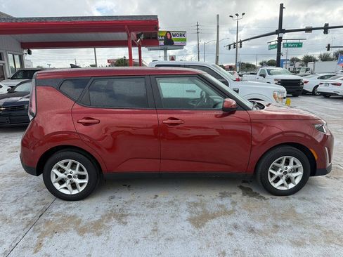 Used 2024 Kia Soul LX w/ Option Group 015 FWD image 3