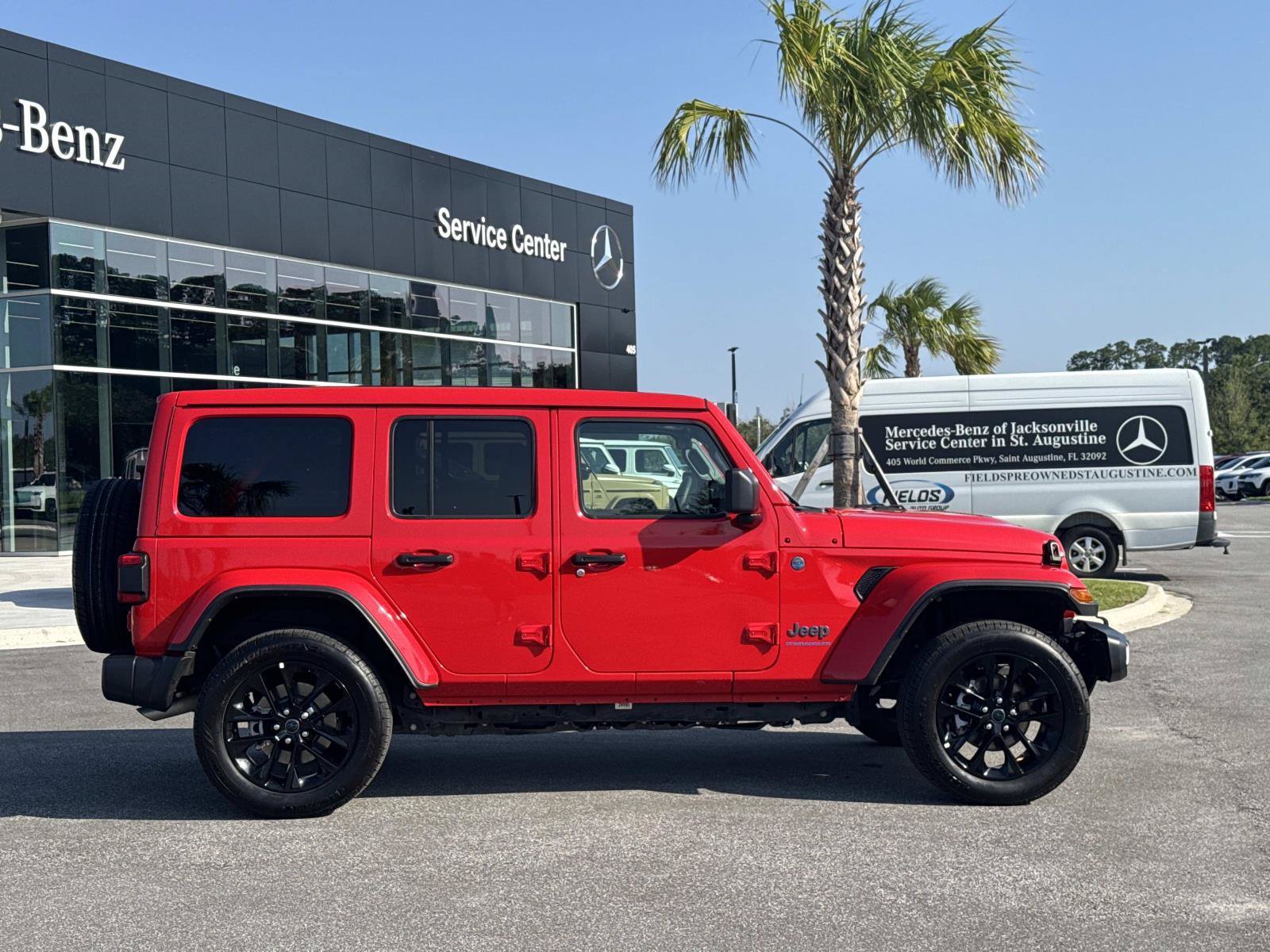 Used 2025 Jeep Wrangler Unlimited Sahara w/ Safety Group AWD/4WD image 2