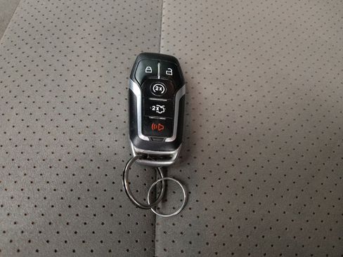 Used 2017 Ford Explorer XLT w/ Equipment Group 202A AWD/4WD image 32