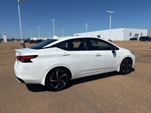 New 2025 Nissan Versa SR w/ Trunk Package image 4