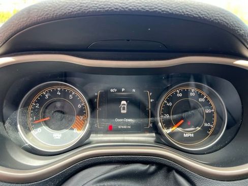 Used 2015 Jeep Cherokee Latitude w/ Cold Weather Group AWD/4WD image 19