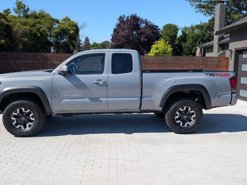 Used 2018 Toyota Tacoma TRD Off-Road w/ Technology Package AWD/4WD image 8