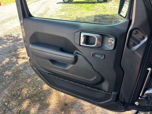 Used 2025 Jeep Wrangler Unlimited Sport AWD/4WD image 18