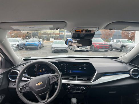 Used 2025 Chevrolet Trax LT image 33