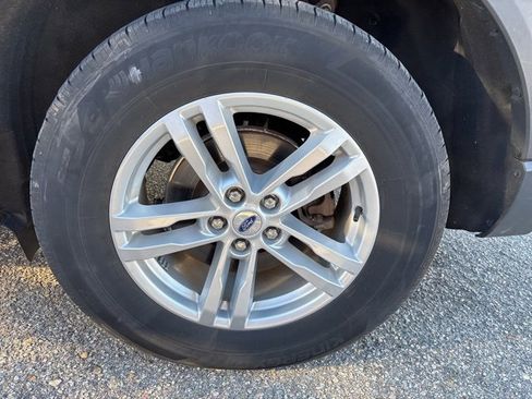 Used 2022 Ford Explorer XLT image 12