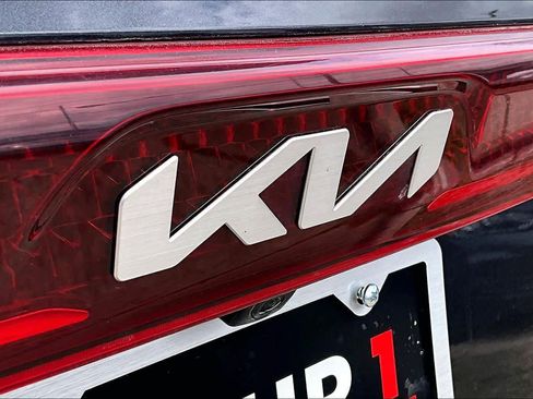 Used 2022 Kia Carnival LX image 9