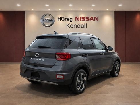 Used 2025 Hyundai Venue SEL FWD image 2