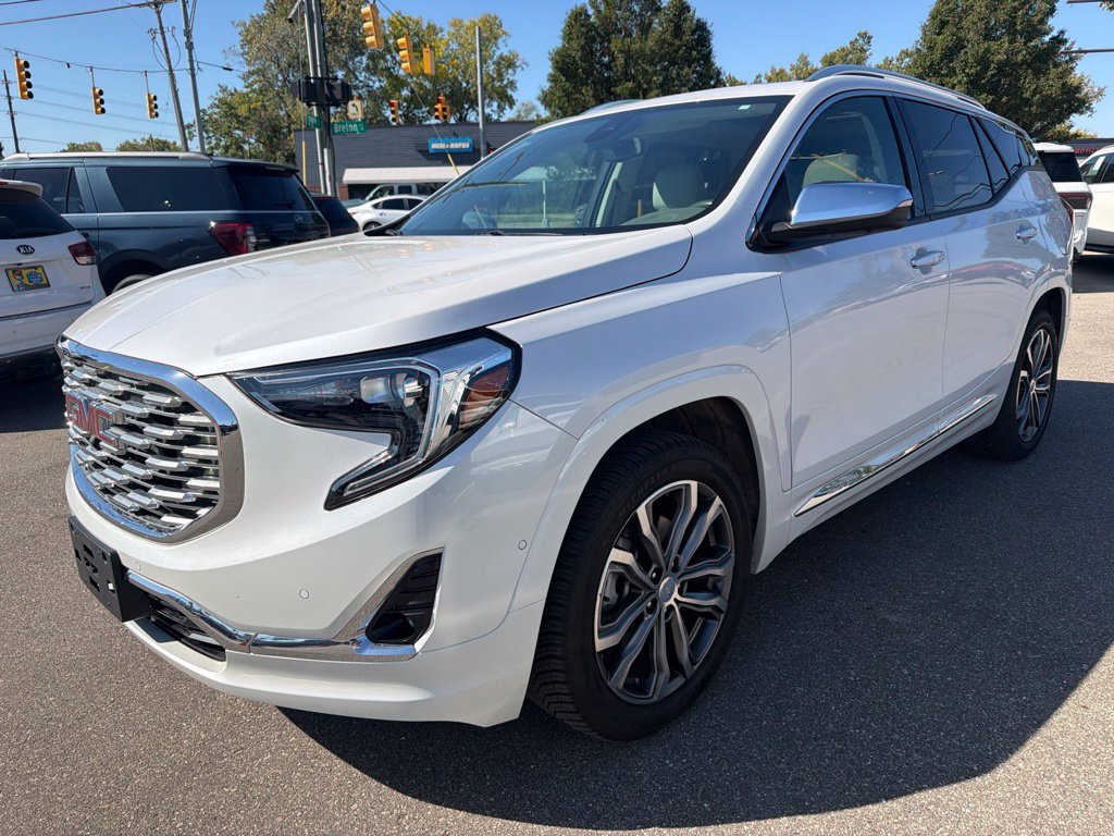Used 2020 GMC Terrain Denali w/ Denali Premium Package AWD/4WD image 1