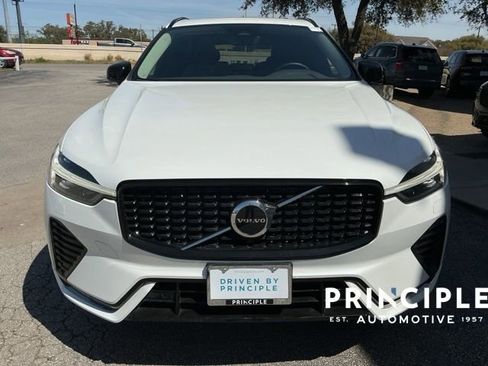 Certified 2025 Volvo XC60 B5 Core image 3