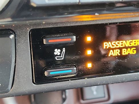 Used 2021 Toyota RAV4 Limited image 25