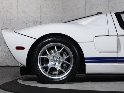Used 2006 Ford GT RWD image 34