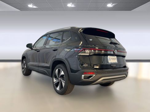 New 2026 Volkswagen Taos SE image 3