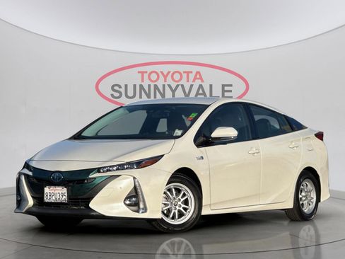 Used 2017 Toyota Prius Prime Advanced image 2