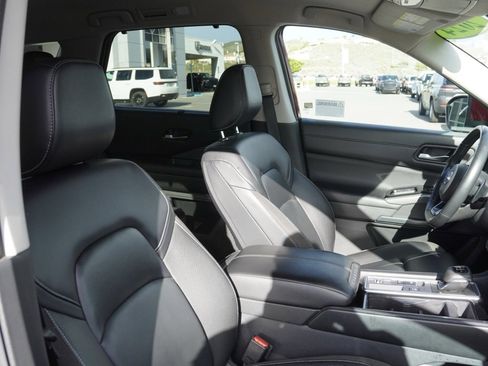 Used 2024 Nissan Pathfinder SL w/ Black Appearance Package image 20