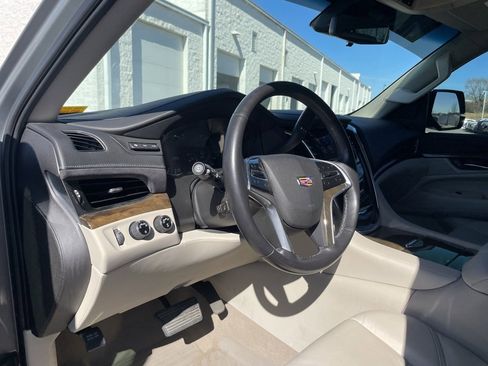 Used 2019 Cadillac Escalade Luxury image 10
