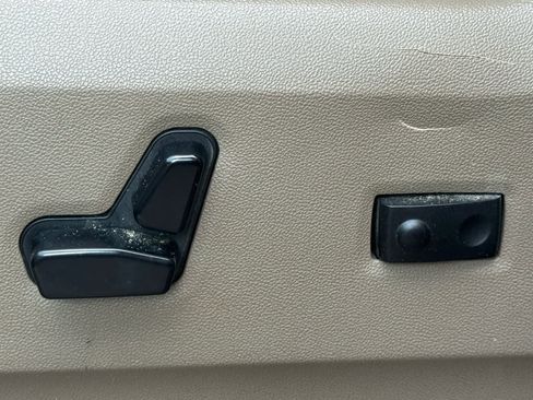 Used 2013 Chrysler Town & Country Touring image 8