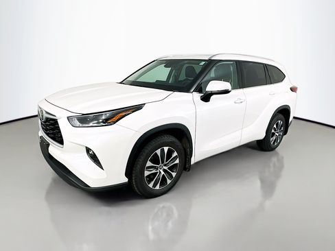 Used 2021 Toyota Highlander XLE AWD/4WD image 3