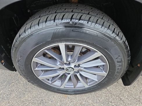 Used 2019 Toyota Highlander XLE AWD/4WD image 22