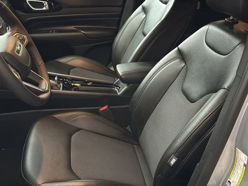 Used 2025 Jeep Compass Latitude w/ Altitude Special Edition image 19