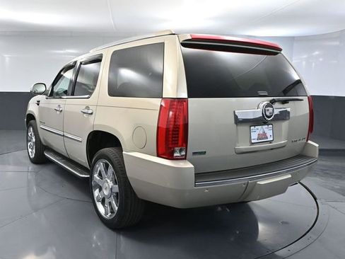 Used 2011 Cadillac Escalade Luxury image 9
