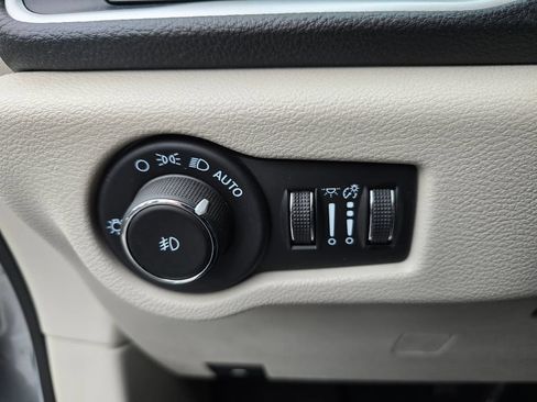 Used 2023 Chrysler Pacifica Touring-L FWD image 22