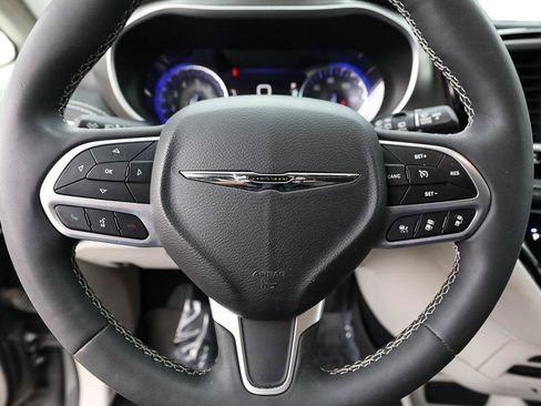 Used 2022 Chrysler Pacifica Touring-L FWD image 16