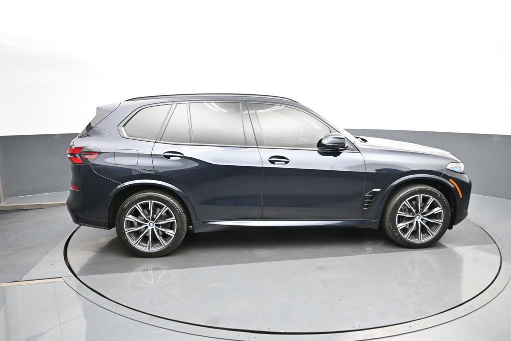 Used 2025 BMW X5 xDrive40i w/ M Sport Package AWD/4WD image 3