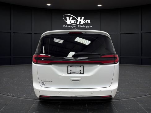 Used 2024 Chrysler Pacifica Touring-L FWD image 6