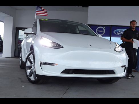 Used 2022 Tesla Model Y Long Range AWD/4WD image 1