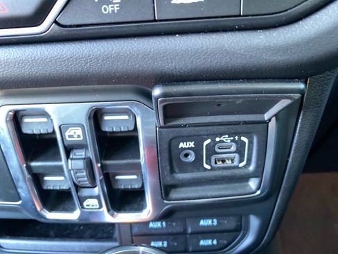 Used 2025 Jeep Gladiator Overland AWD/4WD image 14