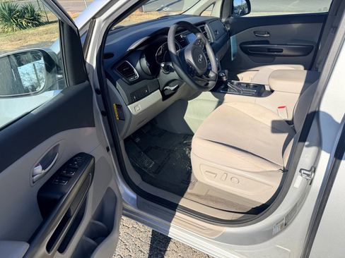Used 2019 Kia Sedona LX image 11