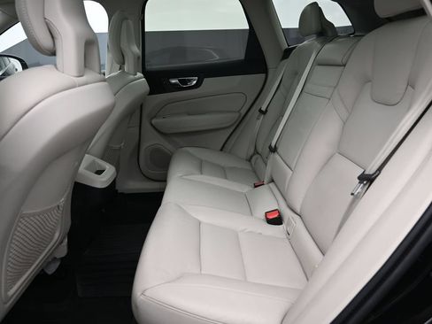Used 2018 Volvo XC60 T5 Momentum w/ Convenience Package AWD/4WD image 12