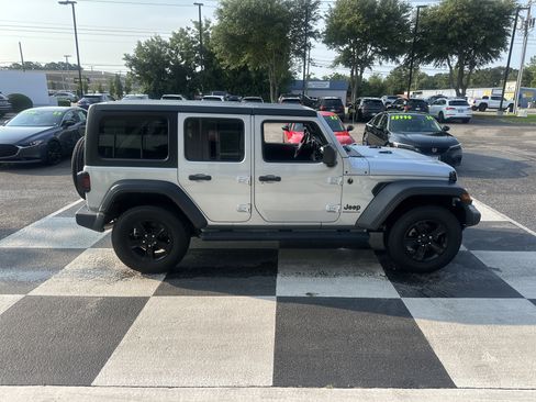 Used 2023 Jeep Wrangler Unlimited Sport AWD/4WD image 3