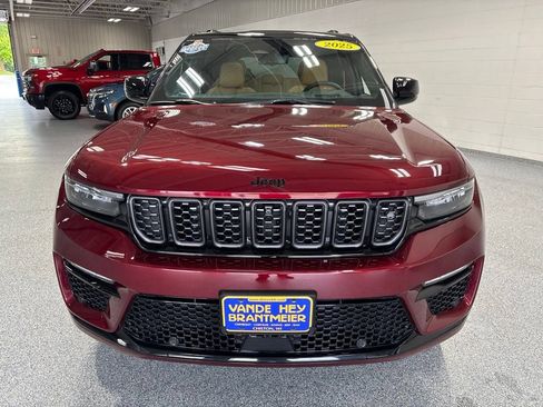 Used 2025 Jeep Grand Cherokee Summit AWD/4WD image 2
