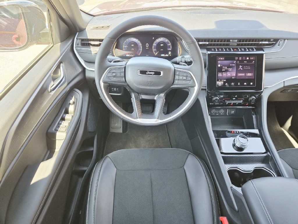 Certified 2025 Jeep Grand Cherokee Altitude AWD/4WD image 13