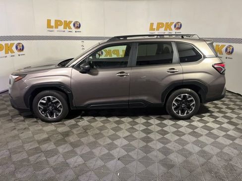 Used 2025 Subaru Forester Premium AWD/4WD image 6