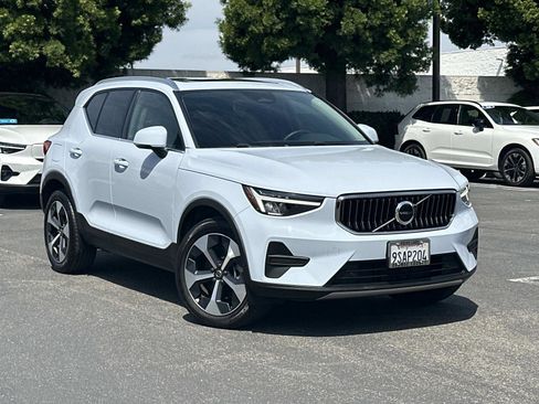 Used 2025 Volvo XC40 B5 Core w/ Climate Package image 1
