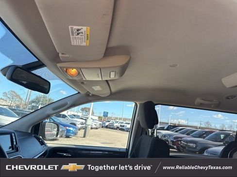 Used 2018 Dodge Grand Caravan SE w/ UConnect Hands-Free Group image 17