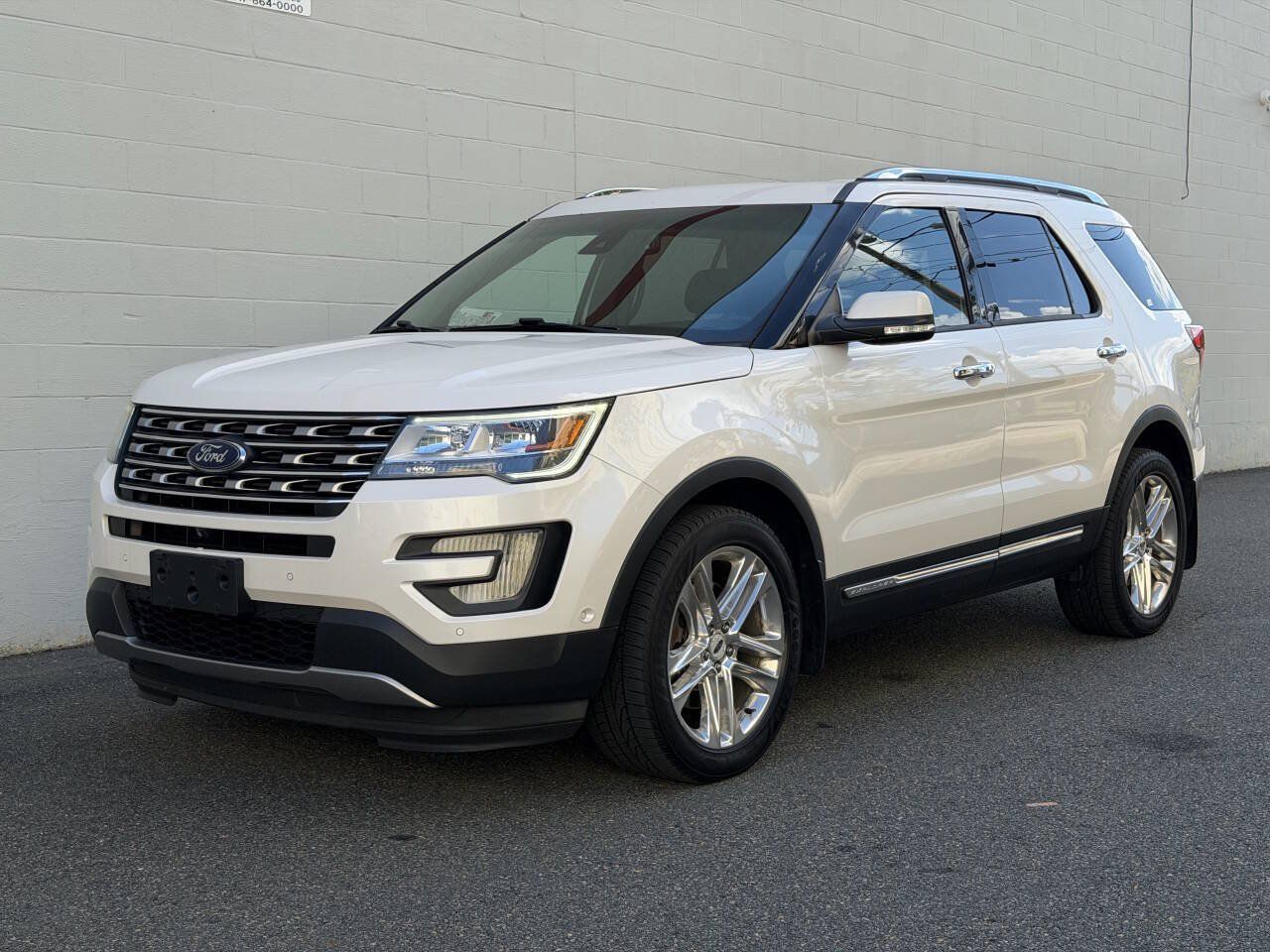 Used 2017 Ford Explorer Limited w/ Equipment Group 301A AWD/4WD image 2