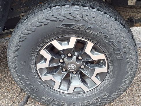 Used 2019 Toyota Tacoma TRD Off-Road AWD/4WD image 7