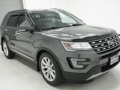 Used 2017 Ford Explorer Limited FWD image 3