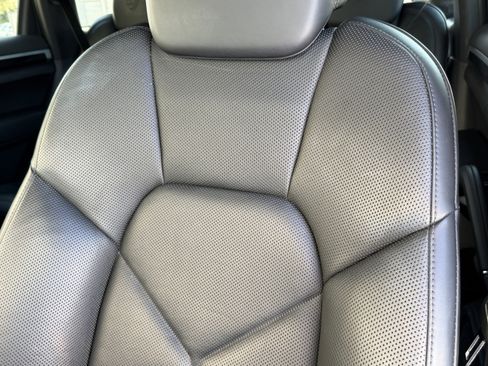 Certified 2018 Porsche Cayenne Platinum Edition image 5