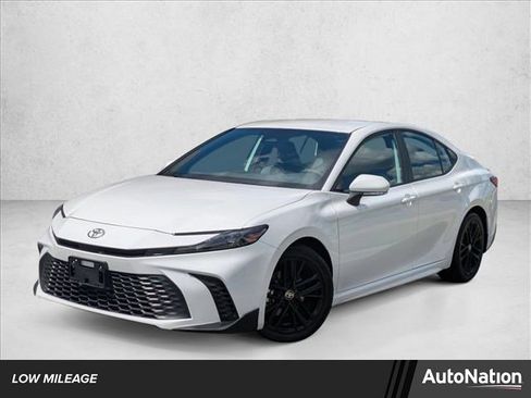 Used 2025 Toyota Camry SE image 1